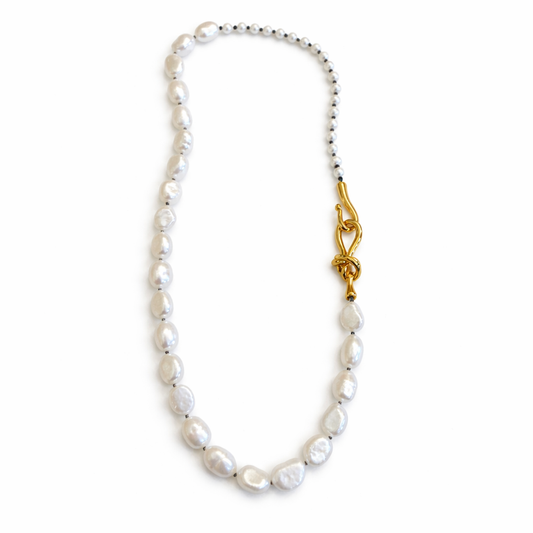 0031 Short Pearl Necklace with Gold Knot Detail